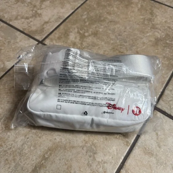 Disney x lululemon LIMITED EDITION White Mickey Everywhere Belt Bag - Picture 5 of 12